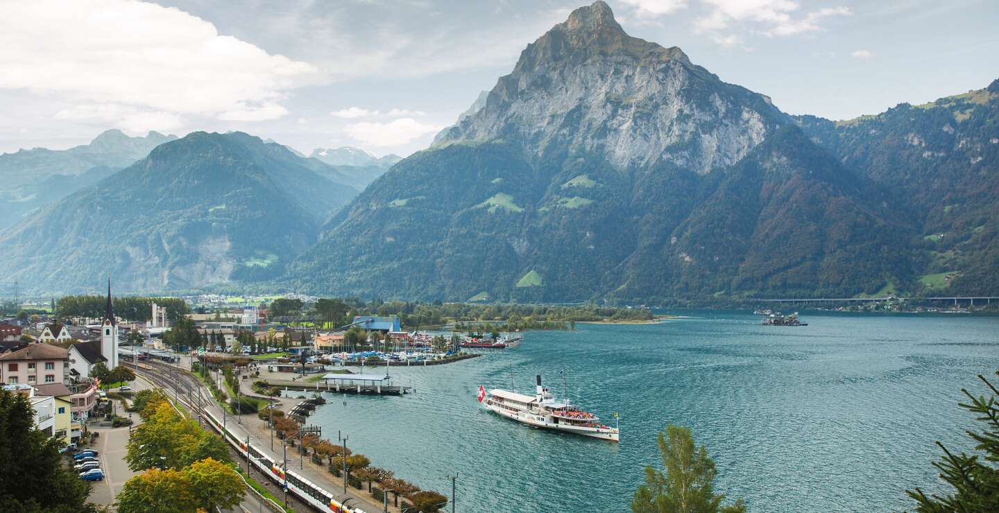 Gotthard Panorama Express in Flueelen | © SBB CFF FFS   Gotthard Panorama Express faehrt durch Flueelen in der Schweiz | © SBB CFF FFS