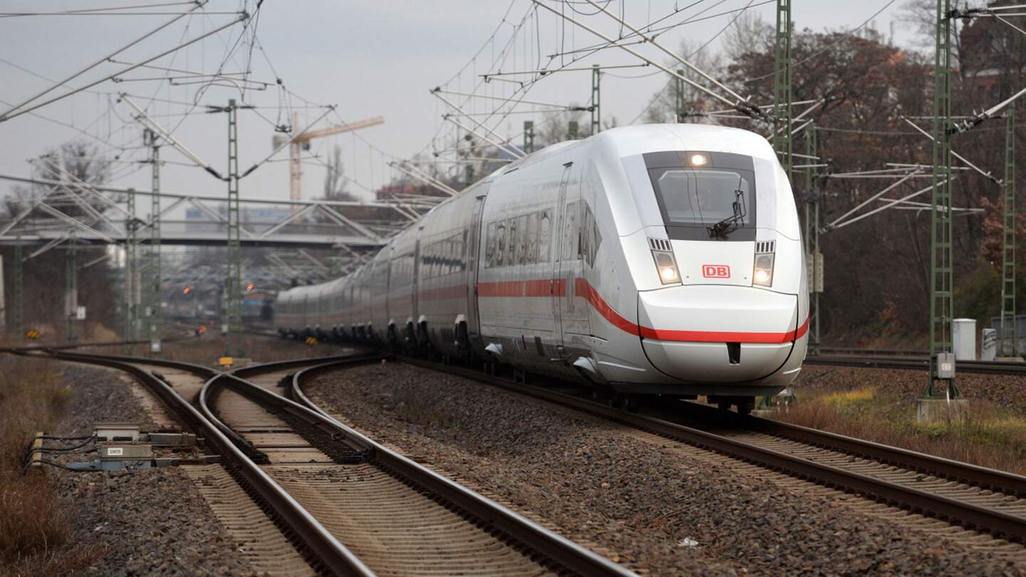 Flottentaufe in Berlin: Der ICE 4 kommt | © © Deutsche Bahn AG Der moderne Hochgeschwindigkeitszug der Deutschen Bahn, der auf den Schienen unterwegs ist | © © Deutsche Bahn AG