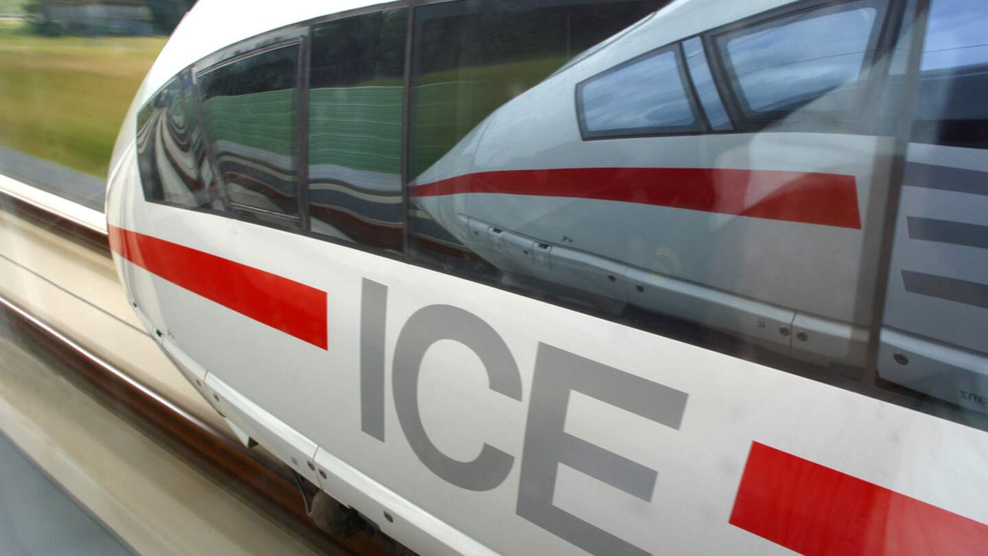 Nahaufnahme ICE von außen | © Deutsche Bahn AG ICE-Zug in Nahaufnahme, der für seine Geschwindigkeit und Effizienz bekannt ist | © Deutsche Bahn AG