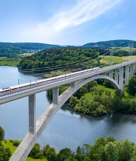 ICE passiert auf der Talbrücke den Froschgrundsee in Bayern | © Deutsche Bahn AG/Max Lautenschläger