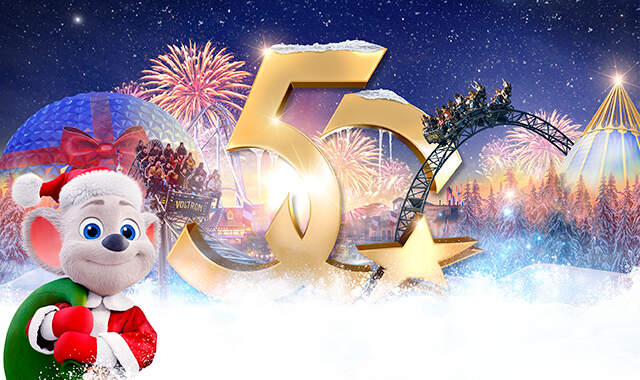 Weihnachtlich Szene mit Ed Euromaus. Im Hintergrund Feuerwerk über den Attraktionen des Parks. | © Europa-Park