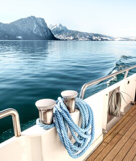 Motorschiff Buergenstock im Winter auf dem Vierwaldstättersee mit dem Pilatus im Hintergrund, Zentralschweiz   | © SGV/Isabelle Wiget  