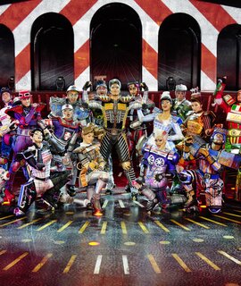 Szenenbild mit Rory McCollum und Ensemble als Diesellok Greaseball aus dem Musical Starlight Express | © Starlight Express/Detlef Overmann