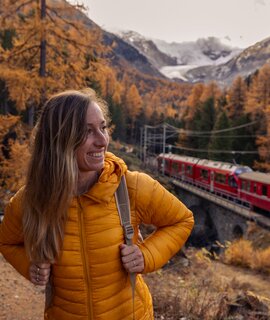 Lächelnde Frau beim Bahn-Wandern im Herbst. | © GettyImages.com/	Mystockimages