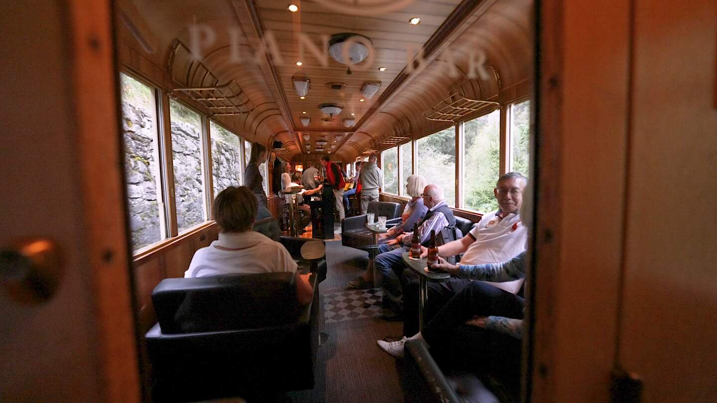 Piano Bar im Glacier Pullman Express auf der Strecke von St. Moritz nach Zermatt | © Rhätische Bahn