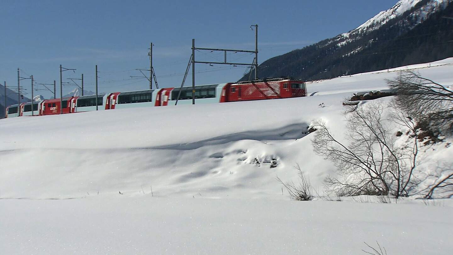 Glacier Express Winter-Impressionen unter blauem Himmel