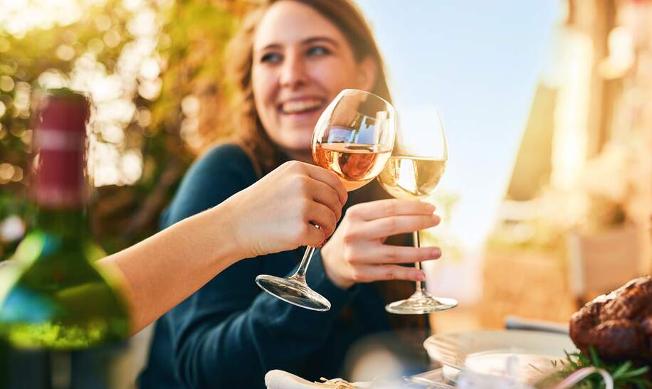 Bei der Weinverkostung | ©  Gettyimage/PeopleImages Bei der Weinverkostung | ©  Gettyimage/PeopleImages