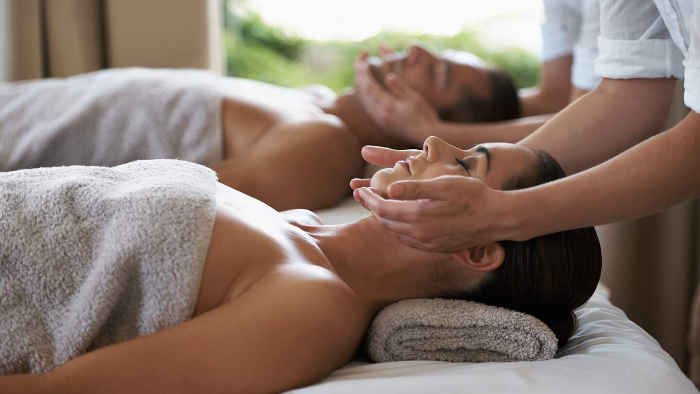 Aufnahme eines Paares, das eine entspannende Massage genießt | © Gettyimages.com/PeopleImages